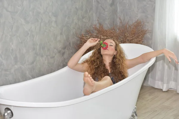 Retrato Uma Jovem Mulher Deitada Bathtub Relaxed Tempo Banheiro Mulher — Fotografia de Stock