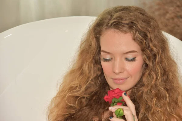 Retrato Una Mujer Joven Acostada Bañera Tiempo Relajado Baño Hermosa — Foto de Stock