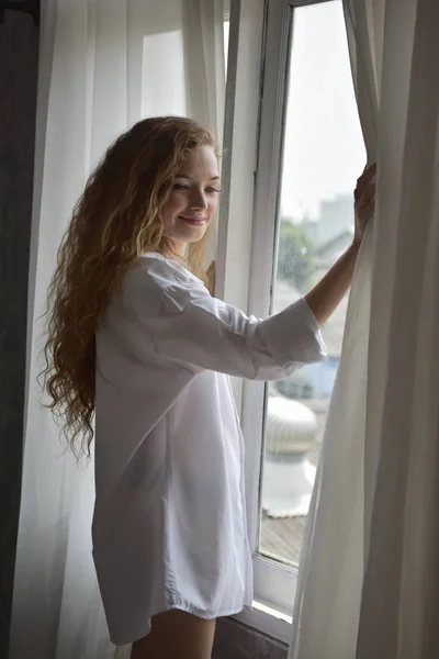 Ženy Gesty Když Ona Probudí Ráno Bílým Pyžamu — Stock fotografie
