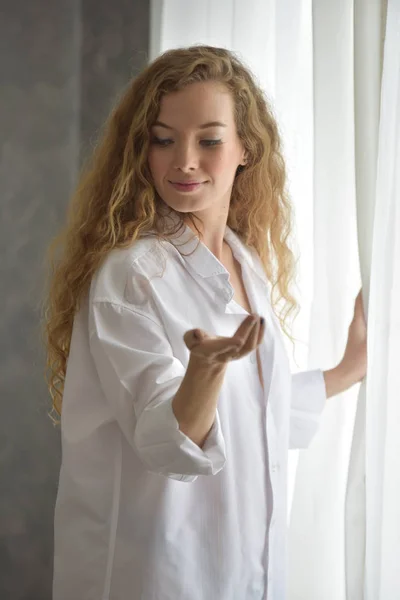 Mulheres Com Gestos Quando Ela Acorda Manhã Pijama Branco — Fotografia de Stock