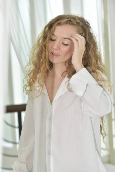 Akt Ženy Gesty Když Ona Probudí Ráno Bílým Pyžamu — Stock fotografie