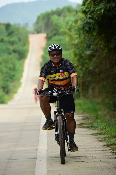 Amatör Bisiklet sporcular yapmak en iyi şekilde bisiklet yarışı sadaka gezi çabalarını 