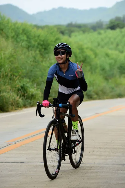 Amatör Bisiklet sporcular yapmak en iyi şekilde bisiklet yarışı sadaka gezi çabalarını 