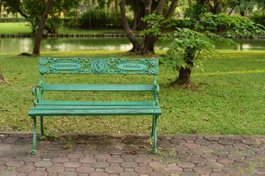 Güzel parktaki yeşil bankta.