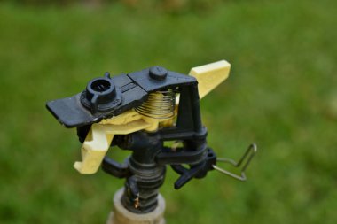 Bahçedeki su kolonu kapat. 