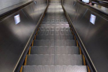 Metro istasyonunda boş asansör 