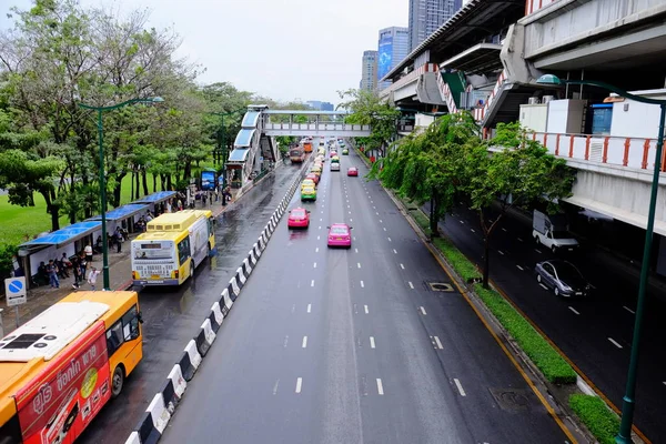 Ônibus Carros Andando Estrada Cidade — Fotografia de Stock