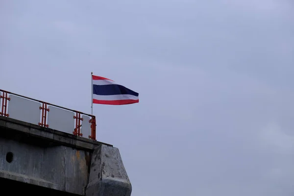 Köprüde Dalgalanan Tayland Bayrağı — Stok fotoğraf