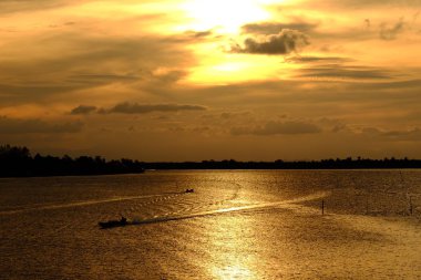 Gölün manzarası, günbatımının yansıması...