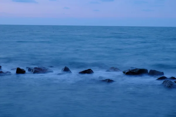 Серфінг Морські Хвилі Ламаються Скелях Сутінках — стокове фото