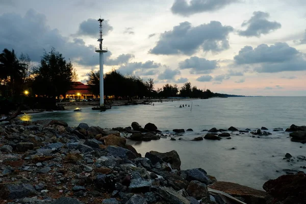 Rotsachtig Strand Met Bewolkte Zonsondergang Hemel — Stockfoto