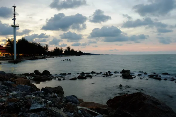 Stenig Strand Med Molnig Solnedgång Himmel — Stockfoto