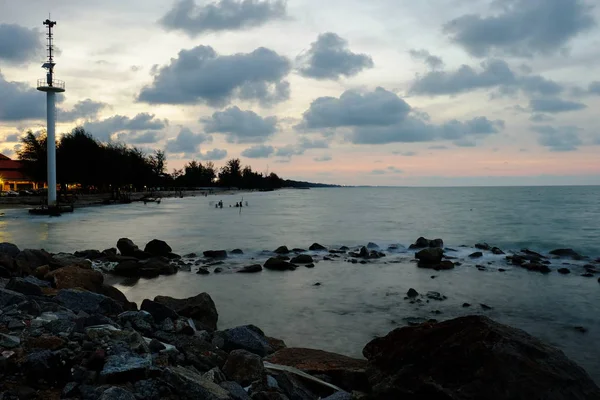多云落日的岩石海滩 — 图库照片
