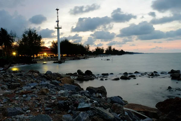 Playa Rocosa Con Cielo Nublado Atardecer —  Fotos de Stock