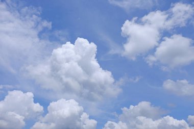 Güzel güneşli bulutlu hava, bulutlu mavi gökyüzü