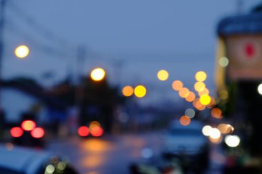 Gece Bokeh 'le aydınlatılmış bulanık yol görüntüsü.