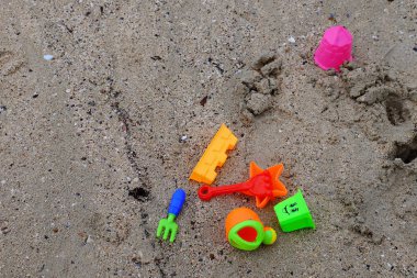 Islak kumsal yüzeyinde oyuncaklar 