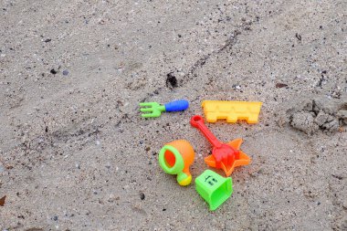 Islak kumsal yüzeyinde oyuncaklar 