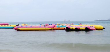 Gündüz vakti deniz kıyısında demirleyen teknelerin görüntüsü