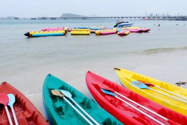 Gündüz vakti deniz kıyısında demirleyen teknelerin görüntüsü