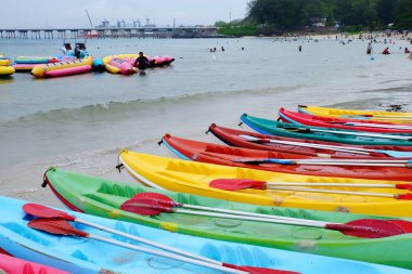Gündüz vakti deniz kıyısında demirleyen teknelerin görüntüsü