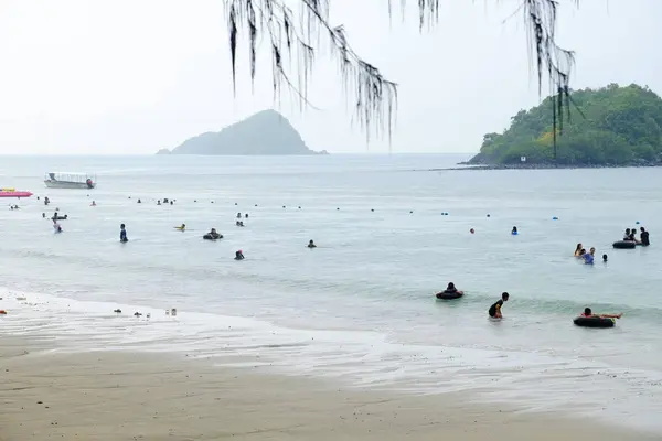 Pessoas Descansando Praia Areia Tailândia — Fotografia de Stock
