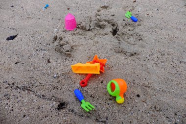 Islak kumsal yüzeyinde oyuncaklar 