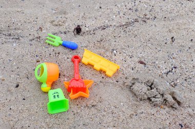 Islak kumsal yüzeyinde oyuncaklar 