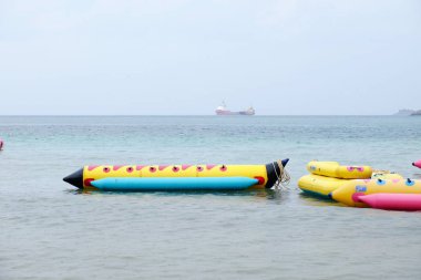 Gündüz vakti deniz kıyısında demirleyen teknelerin görüntüsü