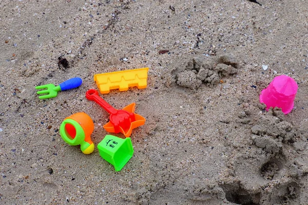 Islak kumsal yüzeyinde oyuncaklar 