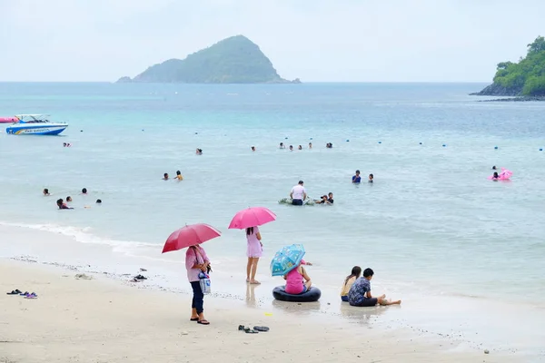 Personas Que Descansan Playa Arena Tailandia —  Fotos de Stock