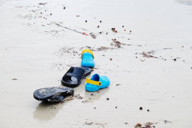 Islak kumsal yüzeyinde ayakkabılar