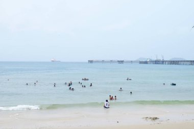 İnsanlar kumsalda, Tayland 'da dinleniyor.