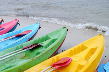 Gündüz vakti deniz kıyısında demirleyen teknelerin görüntüsü