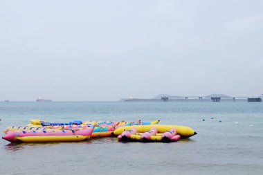 Gündüz vakti deniz kıyısında demirleyen teknelerin görüntüsü