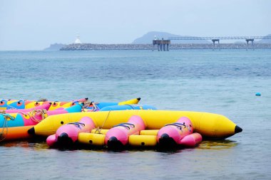 Gündüz vakti deniz kıyısında demirleyen teknelerin görüntüsü