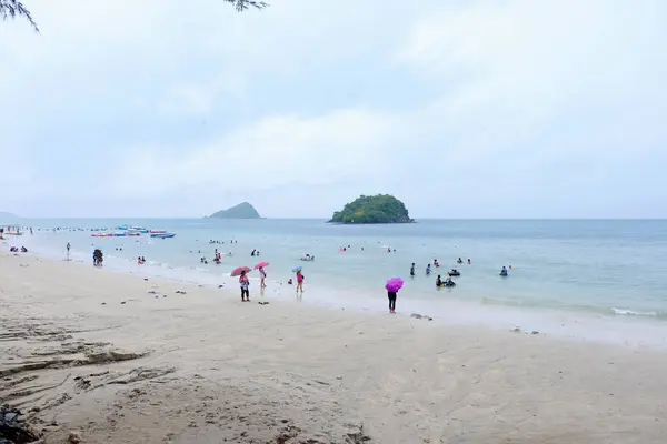 Persone Che Riposano Sulla Spiaggia Sabbia Thailandia — Foto Stock
