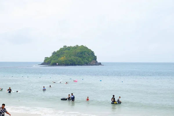 People Resting Sandy Beach Thailand — Stock Photo, Image