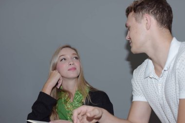 Genç çift birbiriyle konuşuyor.