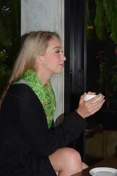 Kaukasisk Kvinna Dricker Kaffe Kafé — Stockfoto
