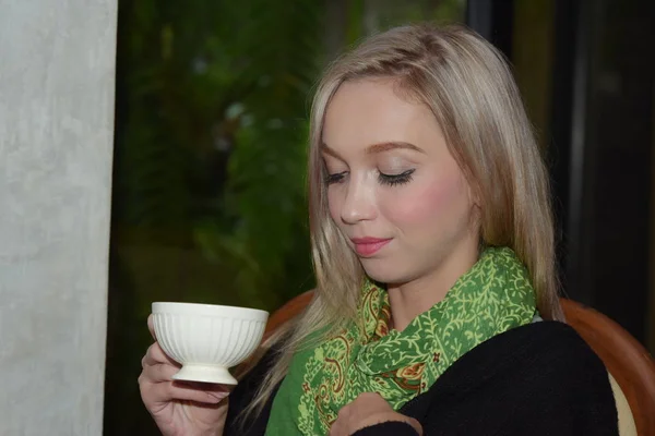 Kavkazská Žena Pije Kávu Kavárně — Stock fotografie