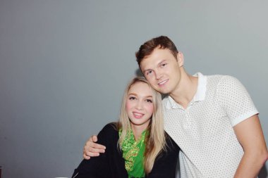 Kafkasyalı çift sarılıyor. 