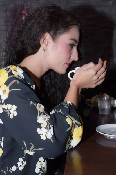 Kvinna Dricker Kaffe Kafé — Stockfoto