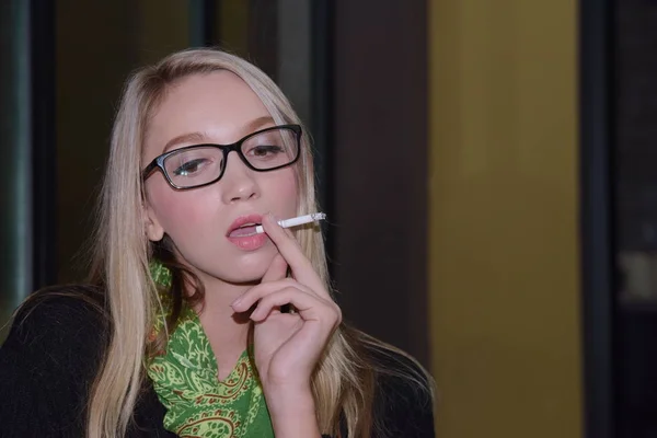 Young Beautiful Blonde Girl Smoking Cigarette — Stock Photo, Image
