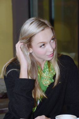 genç güzel sarışın kız yakın portre