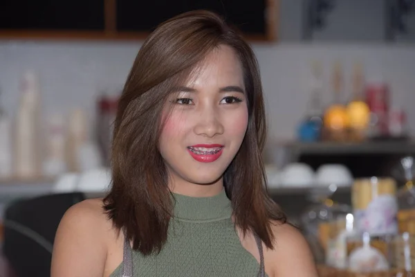 Schön Asiatische Mädchen Kellnerin Posiert Bei Die Cafe — Stockfoto
