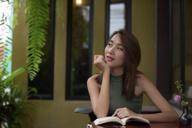 kitap okuma genç güzel ve rahat Asya öğrenci kız