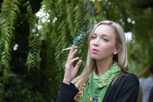 Mulher Está Fumando Cigarro Jardim — Fotografia de Stock
