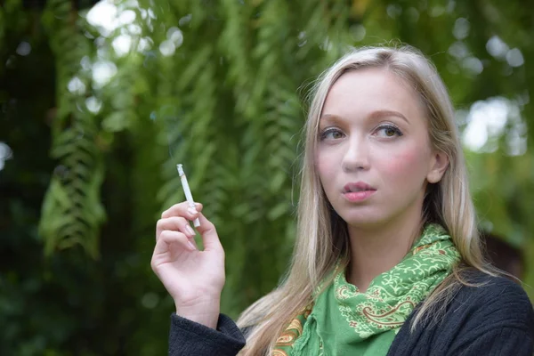 Mujer Está Fumando Cigarrillo Jardín —  Fotos de Stock
