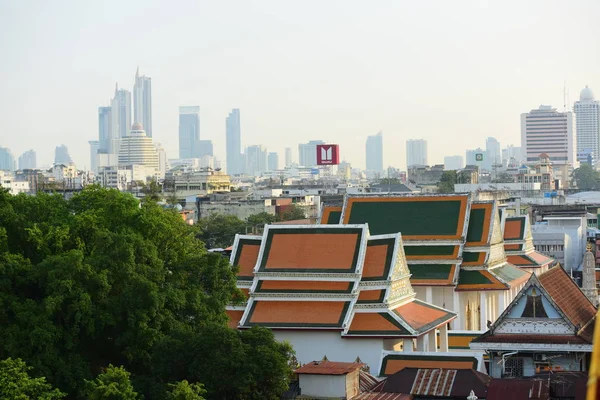 美丽的泰国寺庙 金色佛像在泰国的寺庙 在泰国风格 老佛陀雕像 — 图库照片